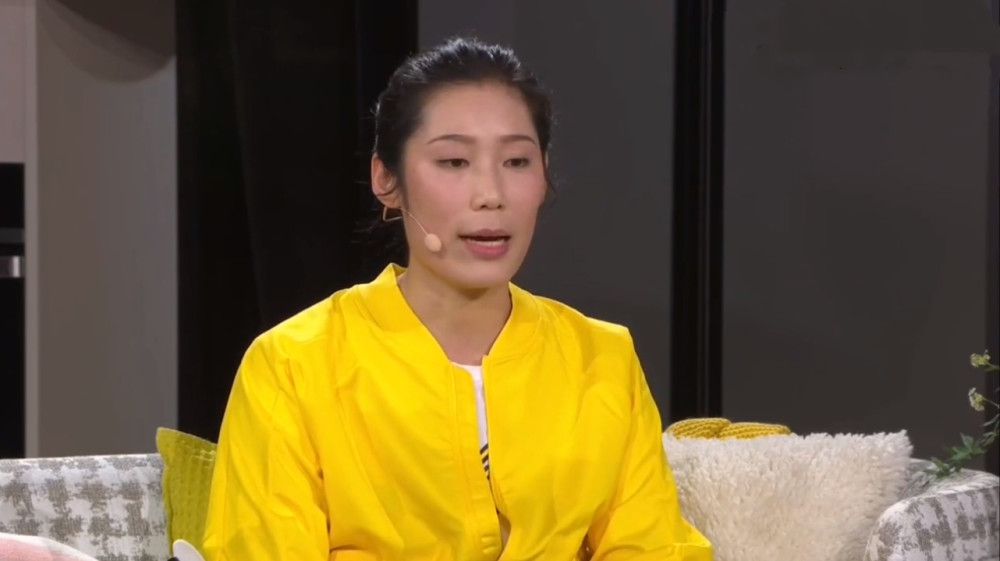 就在萧初然一家三口，为别墅的豪华装修惊叹不已的时候，萧常乾领着运货的货车，抵达了汤臣一品别墅的门口。